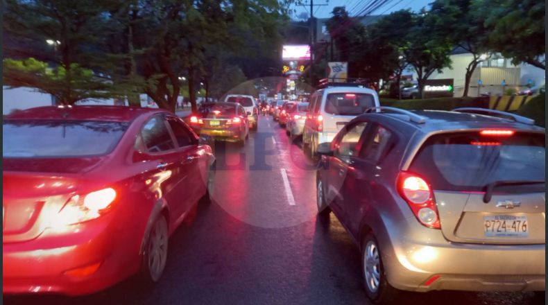 Persiste cierre en el bulevar Santa Elena hacia la carretera Panamericana por trabajos de la DOM en la zona