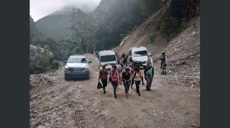 Hallan a siete salvadoreños entre grupo de 368 migrantes abandonados en montañas mexicanas