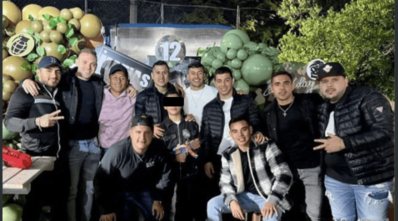 Futbolista mexicano realiza fiesta de cumpleaños con temática de narcotráfico