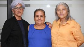 Lorena, Elizabeth y María Suyapa se conocen desde hace años y trabajaron juntas en la realización de talleres donde capacitaban a las mujeres. Foto Luis Martínez