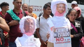 Migrantes quemaron este viernes dos piñatas con la imagen del presidente mexicano, Andrés Manuel López Obrador, y el director del Instituto Nacional de Migración (INM), Francisco Garduño, para denunciar los abusos y la muerte de los 40 migrantes que fallecieron en un incendio en Ciudad Juárez. EFE/Juan Manuel Blanco