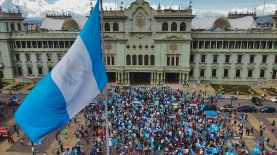 Fotografía aérea con un dron de ciudadanos durante una protesta en la plaza central de Guatemala, frente al Palacio Nacional de la Cultura en la Ciudad de Guatemala (Guatemala). EFE/ Esteban Biba