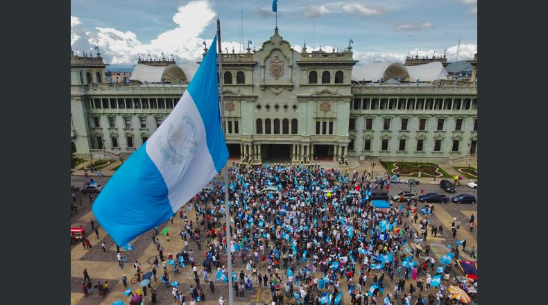 Fotografía aérea con un dron de ciudadanos durante una protesta en la plaza central de Guatemala, frente al Palacio Nacional de la Cultura en la Ciudad de Guatemala (Guatemala). EFE/ Esteban Biba