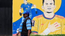 Una persona camina frente a un mural en la casa familiar del futbolista colombiano Luis Díaz, en Barrancas, departamento de La Guajira, Colombia, el 3 de noviembre de 2023. Foto: EFE