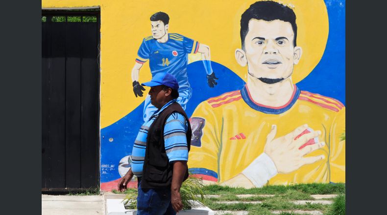 Una persona camina frente a un mural en la casa familiar del futbolista colombiano Luis Díaz, en Barrancas, departamento de La Guajira, Colombia, el 3 de noviembre de 2023. Foto: EFE