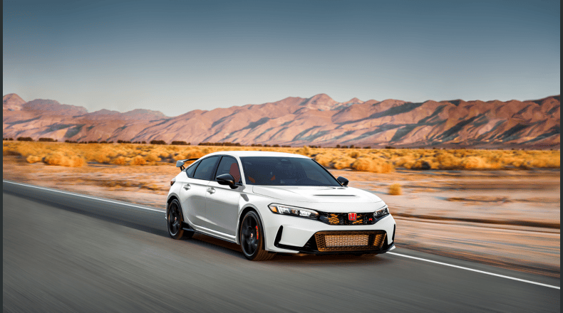 Enorme fuerza. El Civic Type R está equipado con un motor 4 cilíndros en línea con turbocompresor e intercoller que ofrece 315 caballos de fuerza.