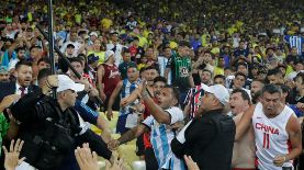 Integrantes de la policía brasileña intenta controlar disturbios entre hinchas de Brasil y de Argentina hoy, en un partido de las eliminatorias para la Copa Mundo de Fútbol de 2026 entre Brasil y Argentina en el estadio Maracaná en Río de Janeiro.