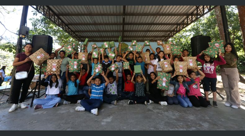 Los pequeños del programa “Todos son Nuestros Niños” recibieron un regalo navideño por parte de Fundación Calleja.