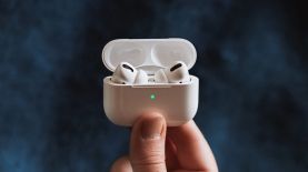 Los Airpods fueron lanzados al mercado en 2016 por parte de Apple.