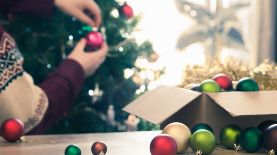 Las familias suelen desarmar el árbol de Navidad luego del Día de los Reyes Magos.