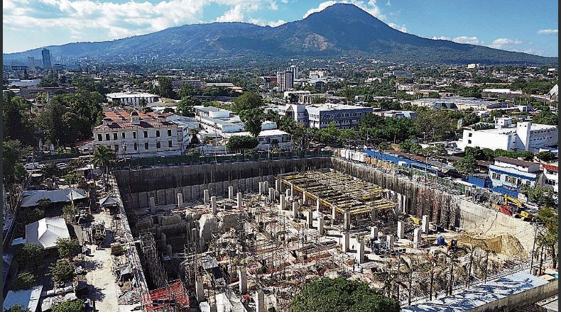 Obras.  La construcción del hospital Rosales avanza desde el evento realizado en junio de 2023 por el gobierno de El Salvador.