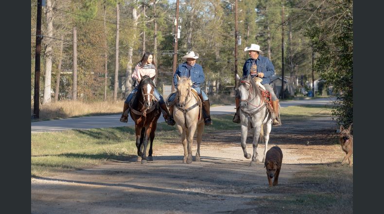 Tres personas pasean a caballo por una calle del condado Liberty. En Colony Ridge, un barrio de Houston con gran crecimiento de la población latina. EFE/ Alicia L. Pérez