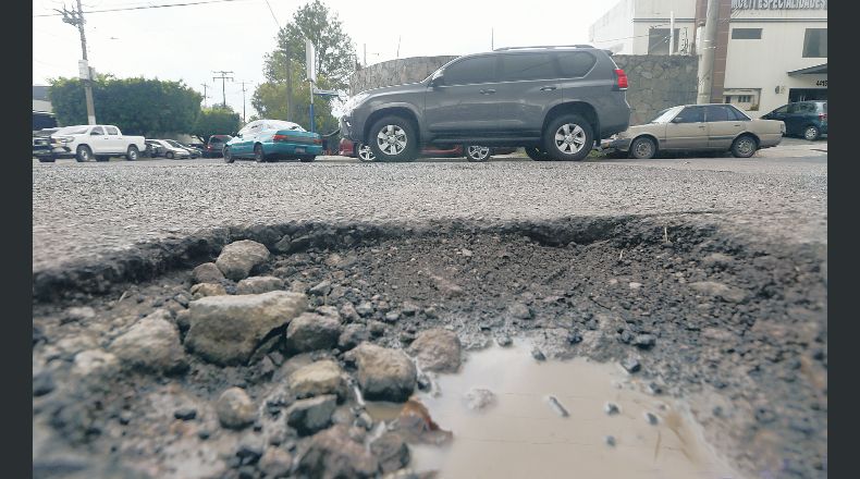 El FOVIAL informó que este año ha programado $51 millones para la rehabilitación de calles que ya cumplieron su vida útil./Archivo LPG