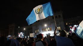 Guatemaltecos se reúnen en la Plaza de la Constitución a la espera de la ceremonia de investidura de Bernardo Arévalo de León hoy, en Ciudad de Guatemala (Guatemala). La ceremonia de investidura en Guatemala se retrasó debido a que el Congreso no ha posesionado a los 160 diputados del décimo período legislativo. EFE/ Bienvenido Velasco