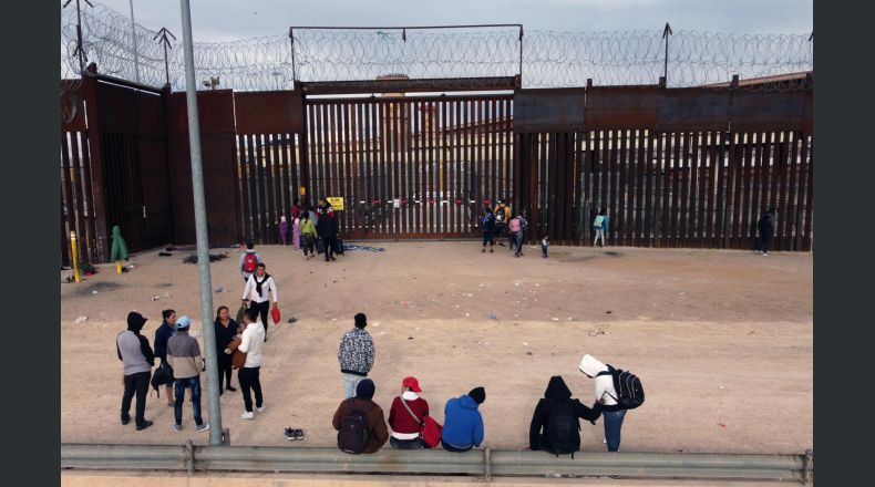 8,000 migrantes al mes pagan hasta $40,000 dólares a los coyotes (traficantes) por un “paquete de amparos”. Foto: archivo