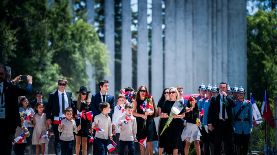 viuda del expresidente Sebastián Piñera asiste junto a sus familiares al funeral de su esposo hoy, en el Parque del Recuerdo, en Santiago (Chile). Sebastián Piñera falleció el pasado martes a los 74 años en un accidente de helicóptero. Foto: EFE