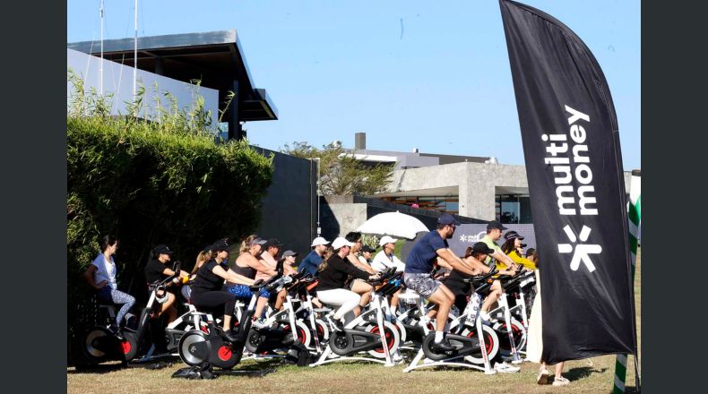 Adrenalina pura. Los clientes de MultiMoney disfrutaron de una clase de spinnig al aire libre.