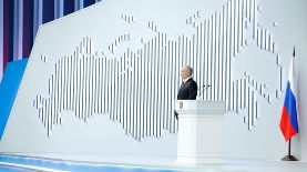 El presidente ruso, Vladimir Putin, pronuncia su discurso anual ante la Asamblea Federal en el centro de conferencias Gostiny Dvor en Moscú, Rusia, el 29 de febrero de 2024.