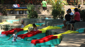 Foto LPG/ Óscar Reyes. Diversión.  Atecozol tiene dos piscinas para adultos con tobogán y cinco para niños, todas de agua cristalina que nace de vertientes del lugar.