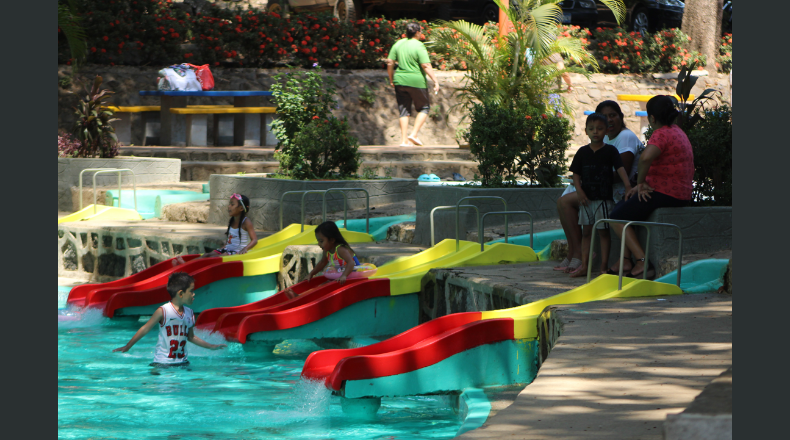 Foto LPG/ Óscar Reyes. Diversión.  Atecozol tiene dos piscinas para adultos con tobogán y cinco para niños, todas de agua cristalina que nace de vertientes del lugar.