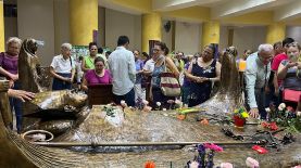 Feligreses conmemoraron esta tarde el martirio de Monseñor Romero en la Catedral de San Salvador. Foto: Lissette Mondragón