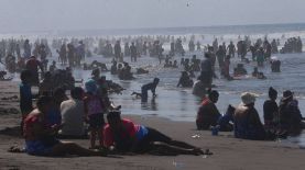 Decenas de turistas vacacionan en una de las playas más populares de El Salvador.