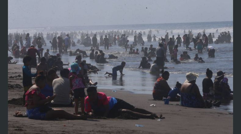 Decenas de turistas vacacionan en una de las playas más populares de El Salvador.