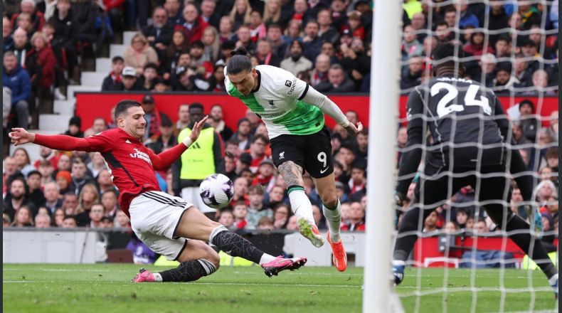 Manchester United y Liverpool empatan y la lucha por la Premier se pone apretada