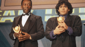 Pelé y Maradona con sus trofeos como mejores jugadores del Mundo en 1987. AP