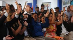 Frank Rubio compartiendo con niños y niñas de El Salvador. Foto: LPG / Luis Martínez