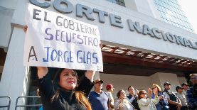 Simpatizantes del ex vicepresidente Jorge Glas se manifiestan este jueves en los exteriores de la Corte Nacional de Justicia en Quito (Ecuador). EFE/ Santiago Fernandez