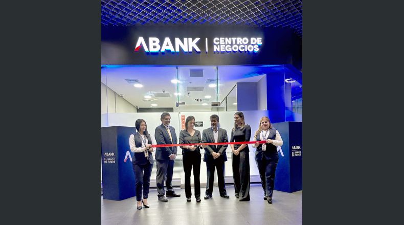 Modernas instalaciones. Representantes de ABANK hicieron el corte de cinta que dio por inaugurado el nuevo Centro de Negocios para clientes de Banca Privada. Fotografía de LPG/ Cortesía