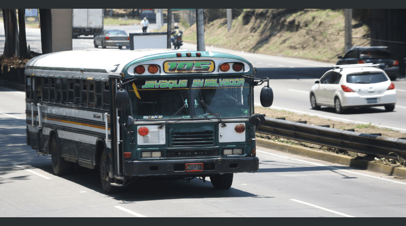 En El Salvador, la ley obliga a sacar de circulación a las unidades de transporte con 20 años o más de antigüedad, pero los empresarios del sector afirman que enfrentan una crisis financiera que les impide renovar todos los vehículos que cumplen su vida útil.