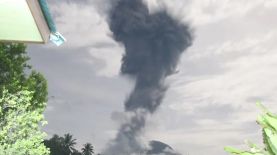 El volcán Ibu en Indonesia ha entrado en erupción.