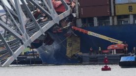 Trabajadores sacan los restos del colapsado Puente Francis Scott Key en Baltimore, Maryland, el 25 de abril de 2024. (Foto AP/Matt Rourke)