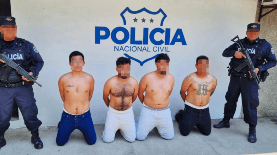 Cuatro hombres fueron capturados cuando venían deportados de EUA, al ser acusados de pertenecer a pandillas. Foto: PNC