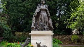 Inauguraron en el Reino Unido el primer monumento póstumo a la Reina Isabel II, la cual está rodeada por tres corgis, su raza de perritos favorita. Foto: X @DiloConPerritos