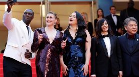 El jurado de este año conformado por Omar Sy, Greta Gerwig, Lily Gladstone, Nadine Labaki y Kore-Eda Hirokazu. Foto:  EFE/EPA/SEBASTIEN NOGIER