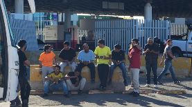 Un grupo de migrantes deportados permanecen al exterior del Instituto Nacional de Migración este miércoles en Ciudad Juárez, Chihuahua (México).