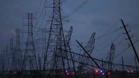 Torres eléctricas caídas cerca de Grand Parkway y West Road luego de una tormenta.