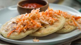 Existe infinidad de combinaciones de sabores para elbaorar las famosas pupusas. Foto:Tastemade