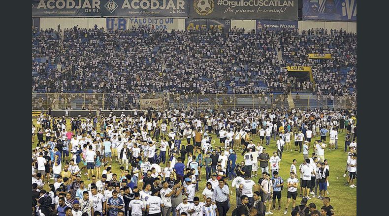 El 20 de mayo de 2023, nueve personas fallecieron y un centenar sufrió lesiones durante una estampida en el Estadio Cuscatlán, donde se disputaba un partido de la Primera División de Fútbol.