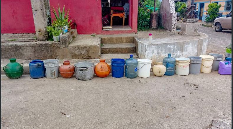 LPG/Marielos Román. Ayuda. La alcaldía de Ahuachapán Centro envió camiones cisternas con agua a la zona.