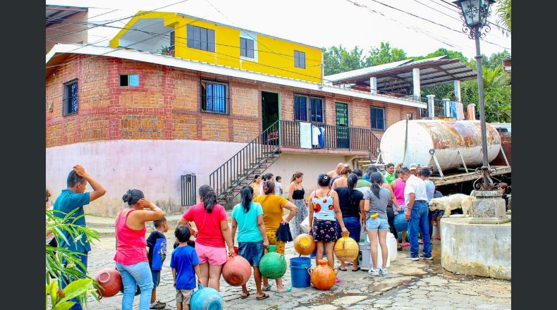 LPG/Marielos Román. Ayuda. La alcaldía de Ahuachapán Centro envió camiones cisternas con agua a la zona.