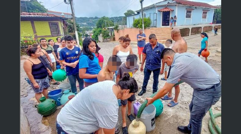 LPG/Marielos Román. Ayuda. La alcaldía de Ahuachapán Centro envió camiones cisternas con agua a la zona.