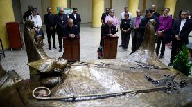 El arzobispo de Canterbury, Justin Welby (d) junto a miembros de la iglesia católica y anglicana de El Salvador, visitaron la cripta donde yacen los restos del arzobispo salvadoreño, Óscar Arnulfo Romero, este martes en la catedral metropolitana de San Salvador (El Salvador). El arzobispo de Canterbury, Justin Welby, primado de la Iglesia de Inglaterra, visitó este martes la cripta de monseñor Óscar Arnulfo Romero, santo de la Iglesia católica salvadoreña y considerado un mártir, cuya muerte, dijo, es similar a la del religioso Santo Tomás Becket, asesinado en Inglaterra en 1170. Foto: EFE