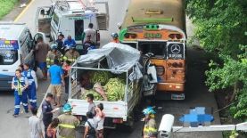 Una persona falleció en un accidente de tránsito en carretera a Comalapa. Foto: Cruz Verde Salvadoreña