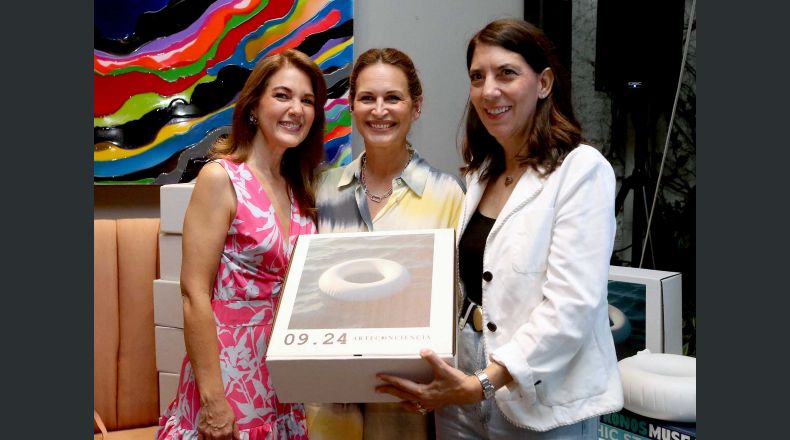 (De izq. a dcha.) Marcela Jovel de Molina, presidenta de FundaRosa y directora de Negocios y Mercadeo de Grupo LPG; María Elena Padilla, fundadora y directora creativa de ArteConciencia; y Sandra Amador Hernández, artista, escultora mexicana y creadora de los flotadores. LPG/Carlos Cárdenas.