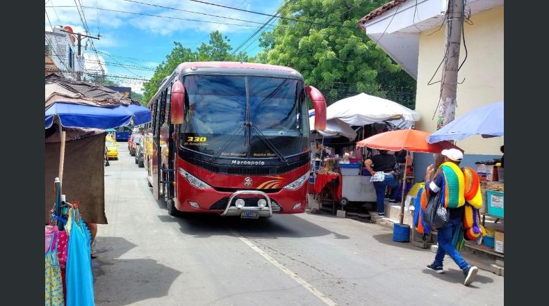 FotoLPG/Emanuel Boquin. Usuarios de buses se unieron a la solicitud para que autoricen paradas en sitios estratégicos.