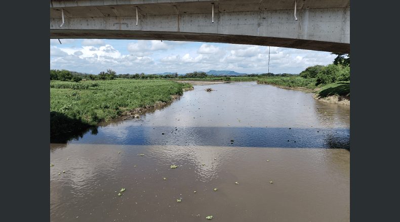 Foto LPG/ Vladimir Fermán e Ítalo Hernández. La basura que arrastra a su paso el río Lempa se estanca en las las diferentes islas que conforman el lago de Suchitlán en Suchitoto, Cuscatlán.